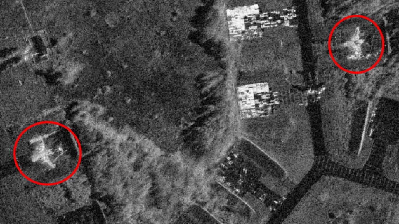 В сети показали спутниковые снимки уничтоженных самолетов на аэродроме в Пскове