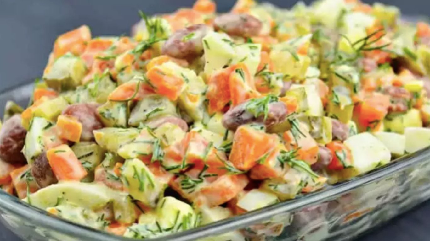 Салат Маруся за 5 минут: понадобятся соленые огурцы