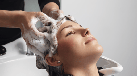 3 неочевидні помилки при митті волосся, які шкодять об’єму - 285x160