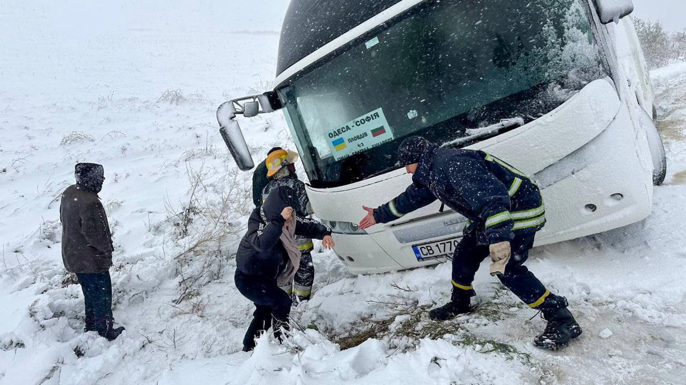 Перевозчики начали отменять автобусы в Одессу
