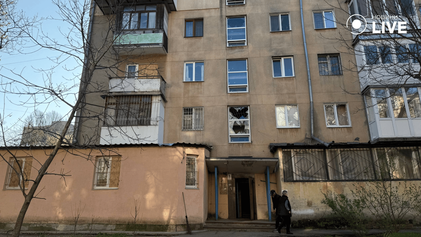 У будинку повилітало скло через удар