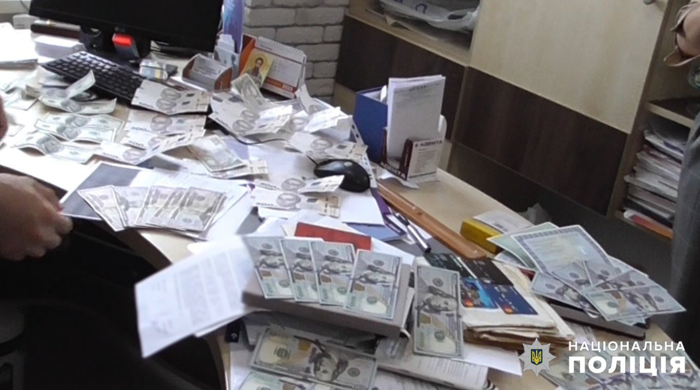 Вилучили гроші у завідувачки відділення в Одесі