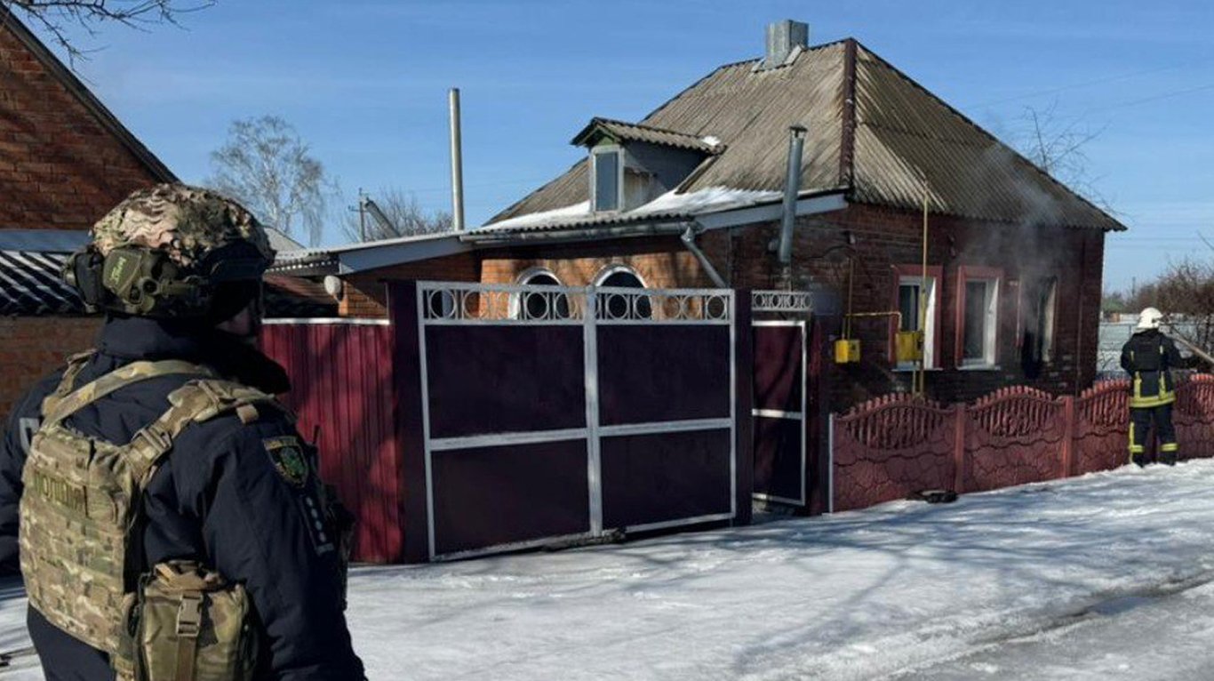 Пожежа в будинку після обстрілу