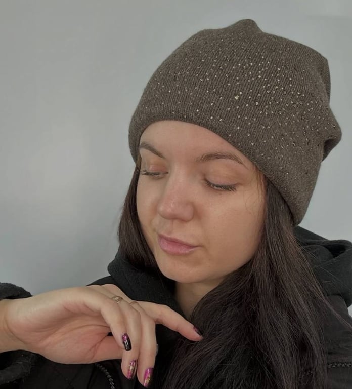 Шапки зі стразами давно втратили актуальність 