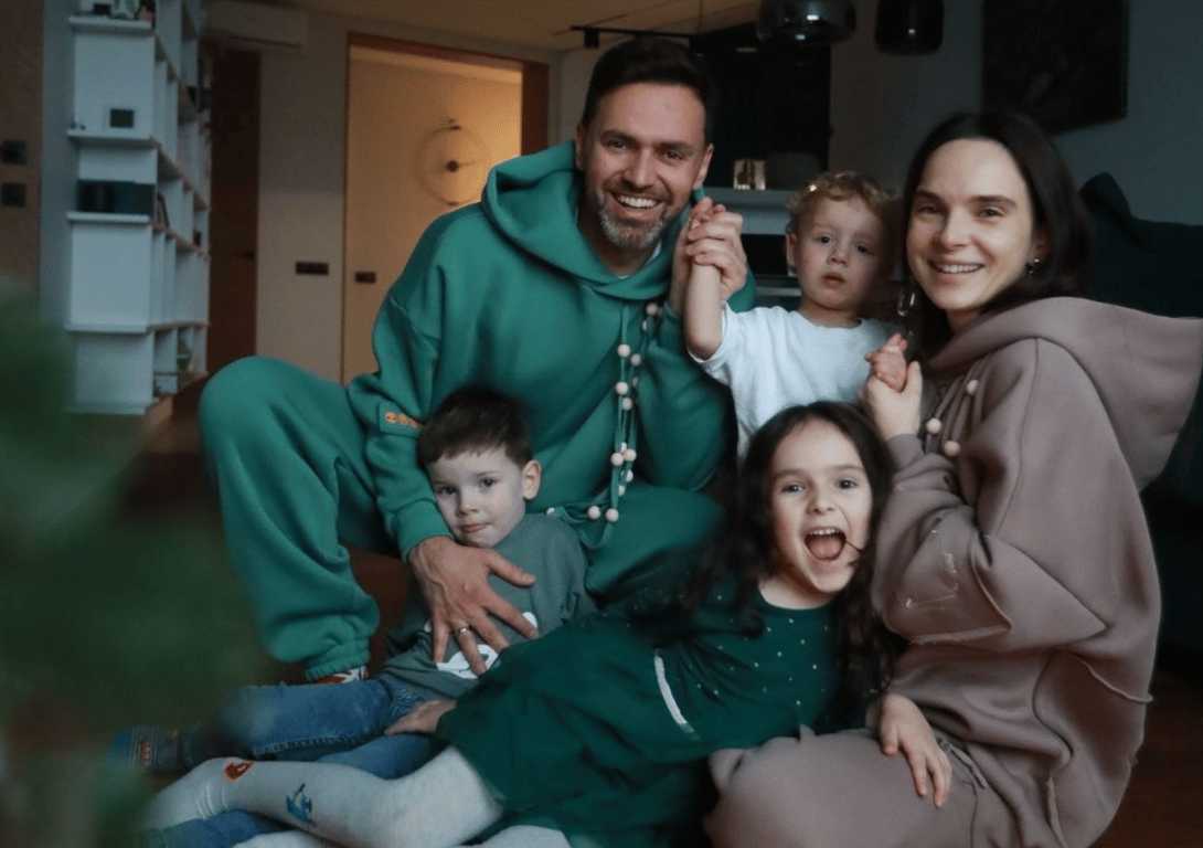 Тимур Мирошниченко со своей любимой и тремя детьми