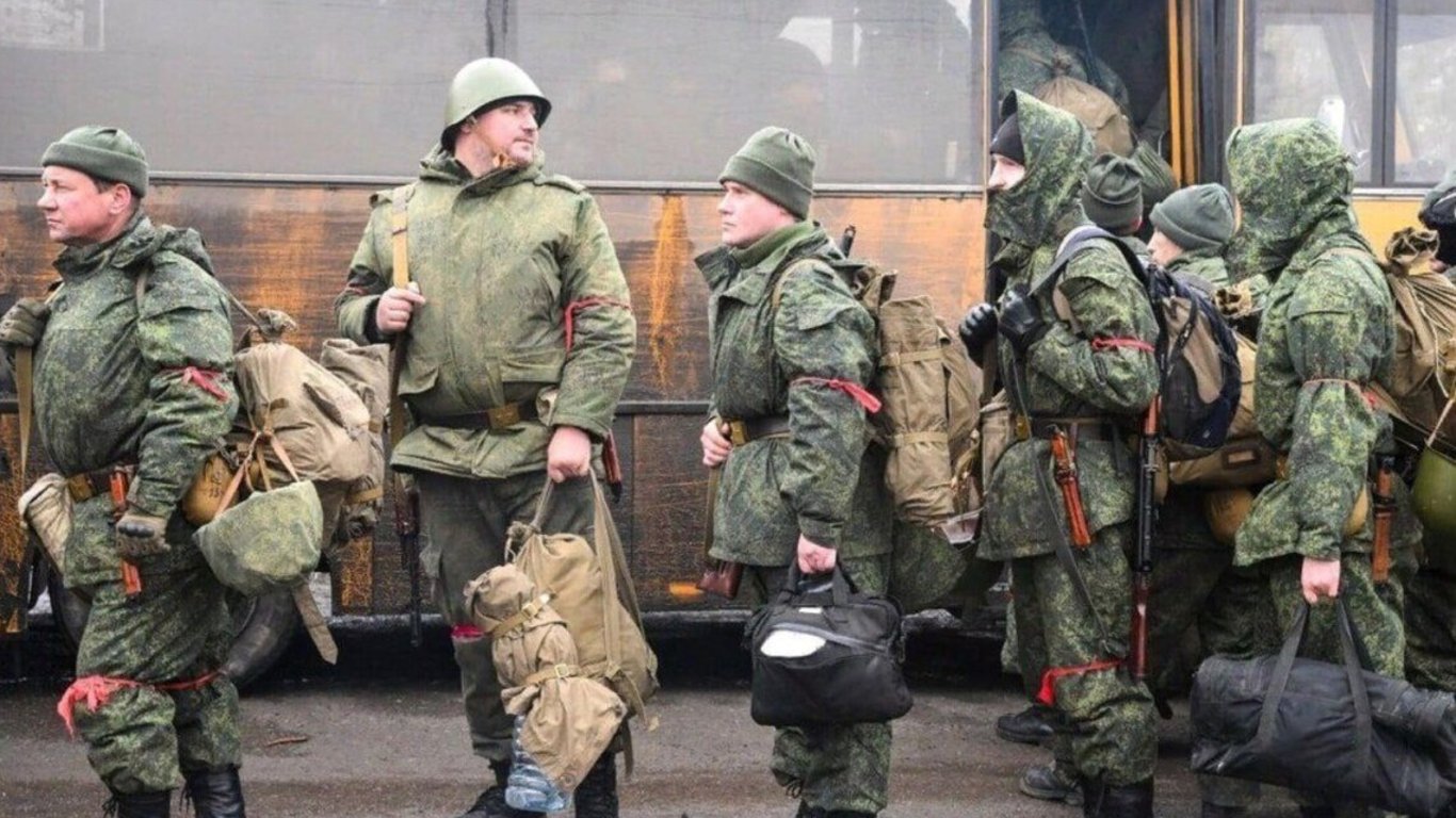 В России продолжается скрытая мобилизация: сколько человек планируют "призвать"