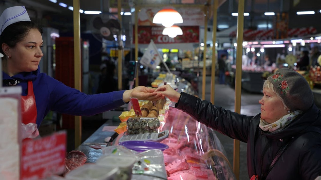 Не могут купить даже сладостей — в России перед выборами безумно растут цены