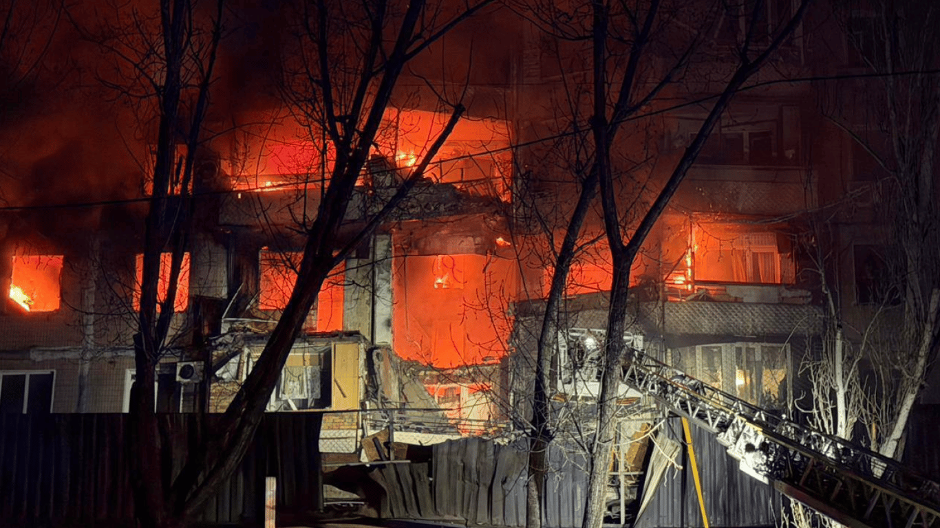 Нічний удар по Одесі — у місті масштабні пожежі та постраждалі