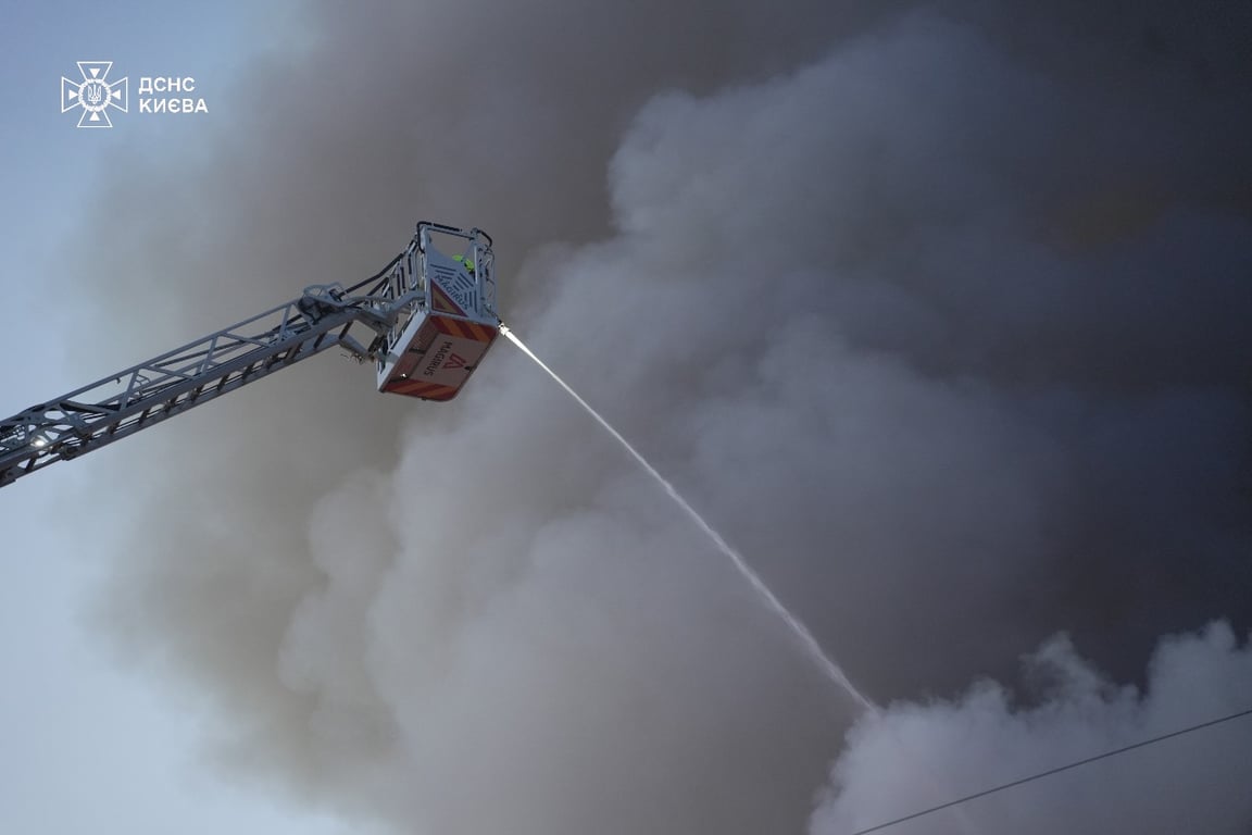 Рятувальники гасять пожежу на місці обстрілу у Києві 12 квітня