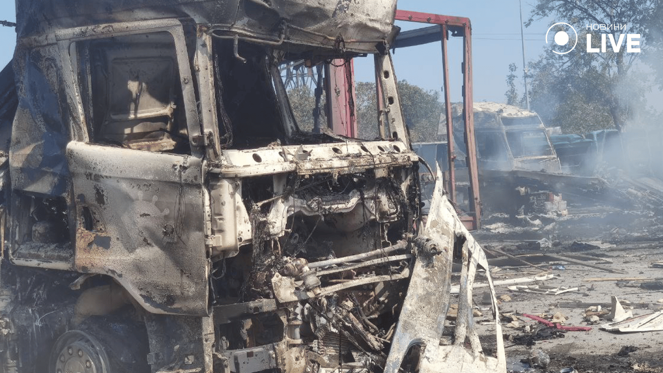 Машини згоріли від ракетного удару. Фото: Новини.LIVE