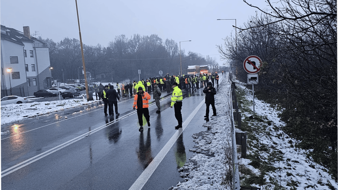 На кордоні зі Словаччиною перевізники почали блокувати рух вантажівок