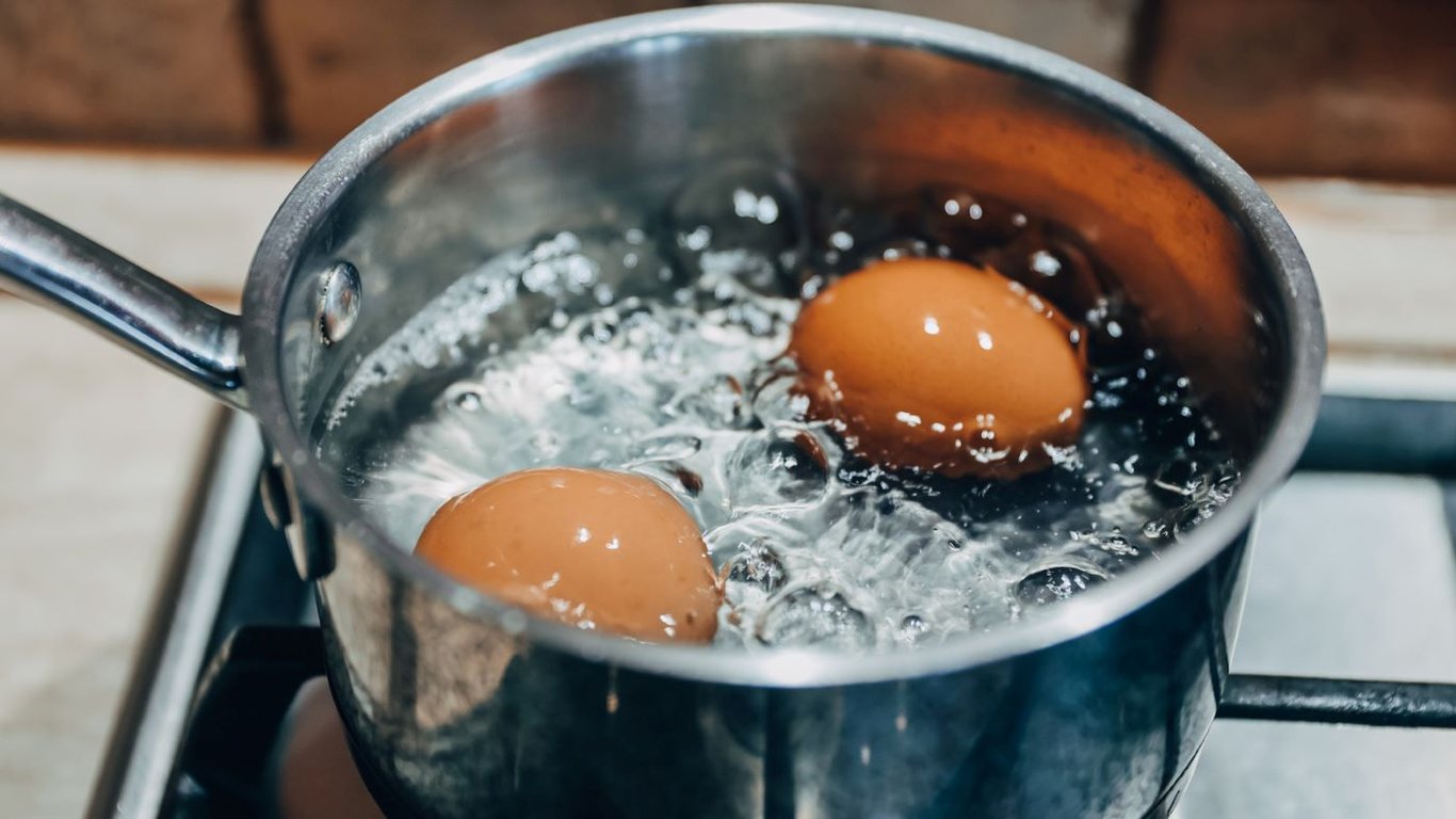 Як зварити яйце, щоб шкарлупа не розтріскалася — шість лайфхаків