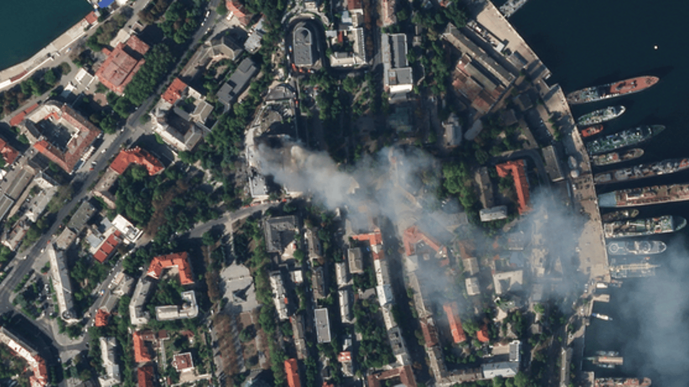 До та після: у мережі показали супутникові знімки штабу ЧФ РФ у Севастополі