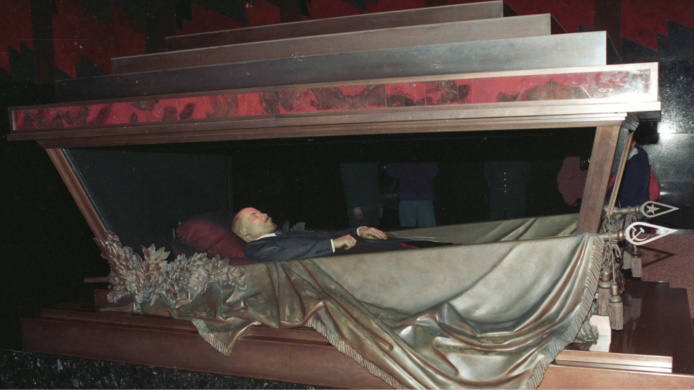 В россии мужчина хотел украсть тело Ленина из мавзолея