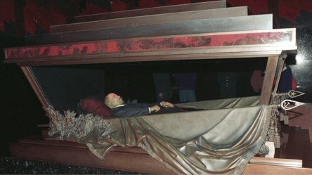 Мародерять навіть у мавзолеї: у рф чоловік намагався вкрасти тіло Леніна - 285x160