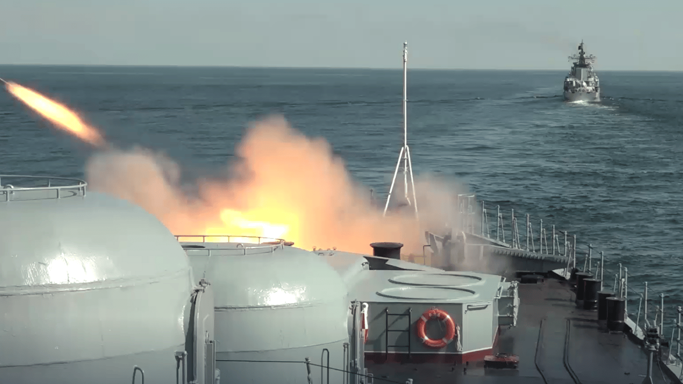 Напряжение повышается: враг вывел в Черное море ракетоноситель