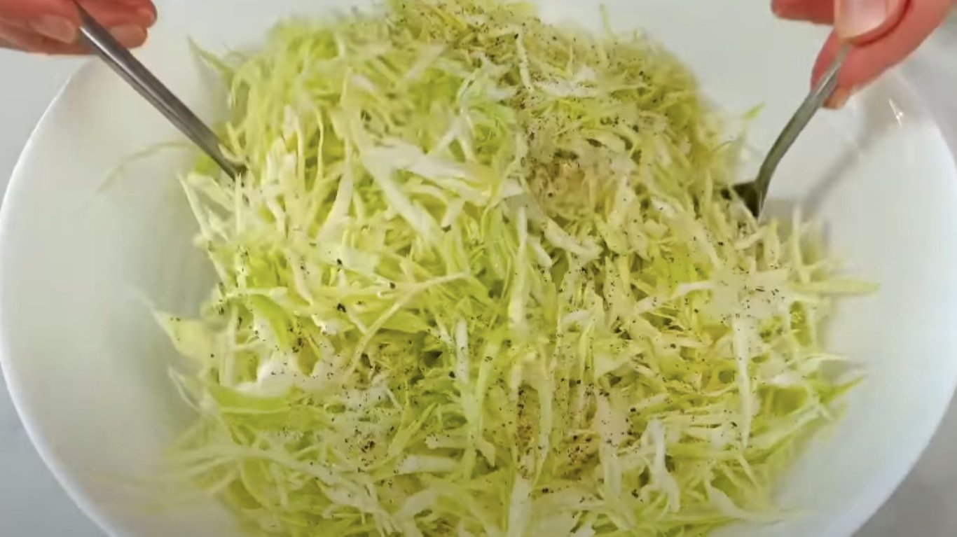 новий салат з капустою та ще 3 інгредієнтами