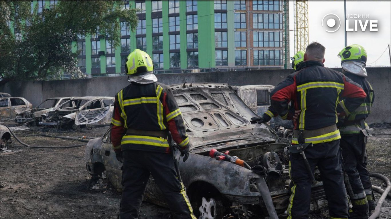 В одном из районов Киева вспыхнул масштабный пожар — сгорели десятки авто