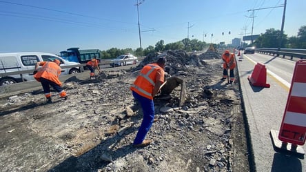 В Киеве на одном из мостов продолжаются ремонтные работы: как двигаются автомобили - 285x160