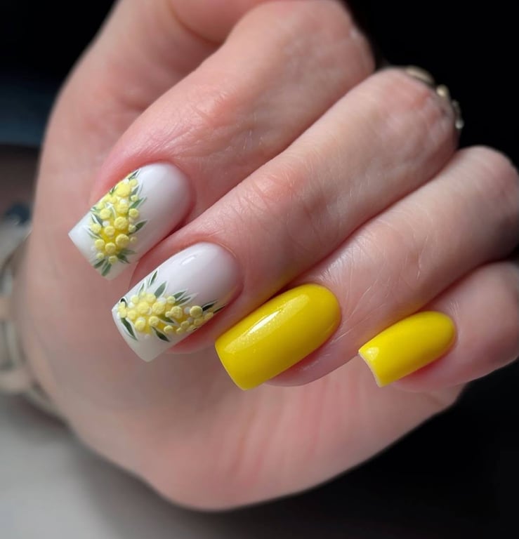 Квітковий принт в тренді навіть в манікюрі