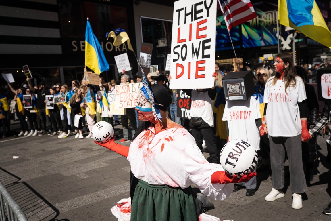 У Нью-Йорку українські активісти влаштували масштабну акцію проти російської культури - фото 10