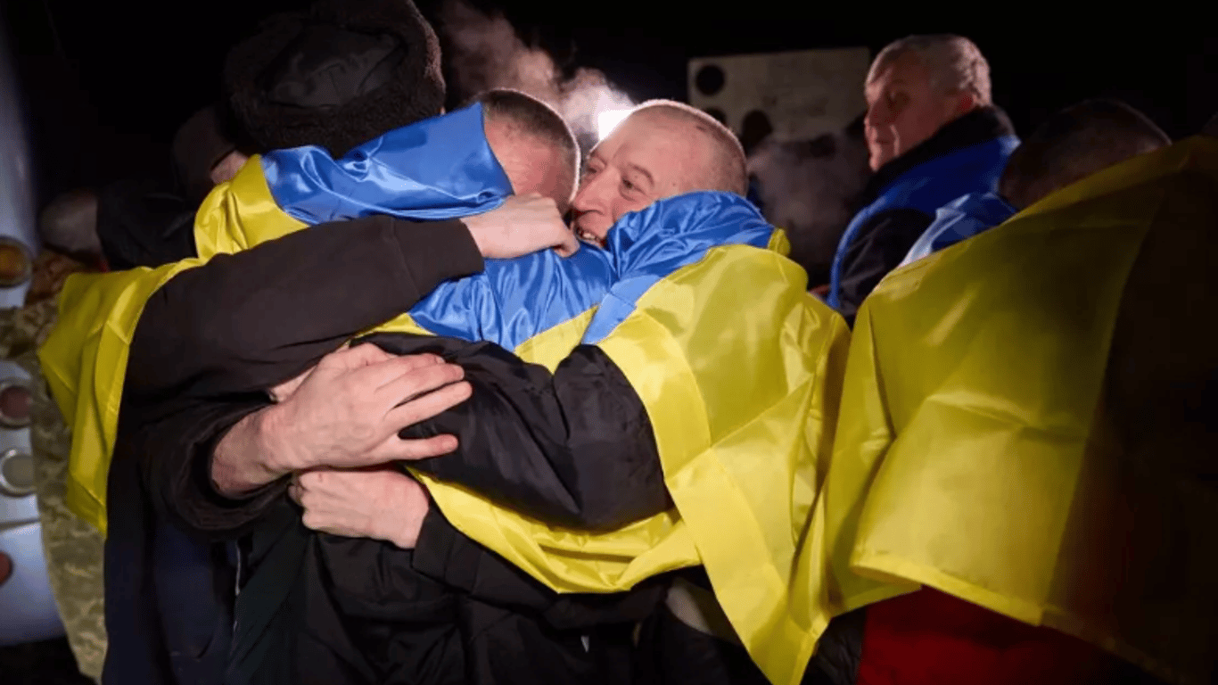 Зеленський поділився емоційним відео перших секунд повернення українських полонених