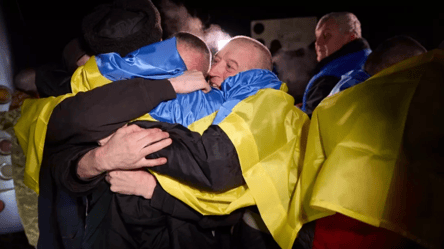 Зеленський поділився емоційним відео перших секунд повернення українських полонених - 285x160