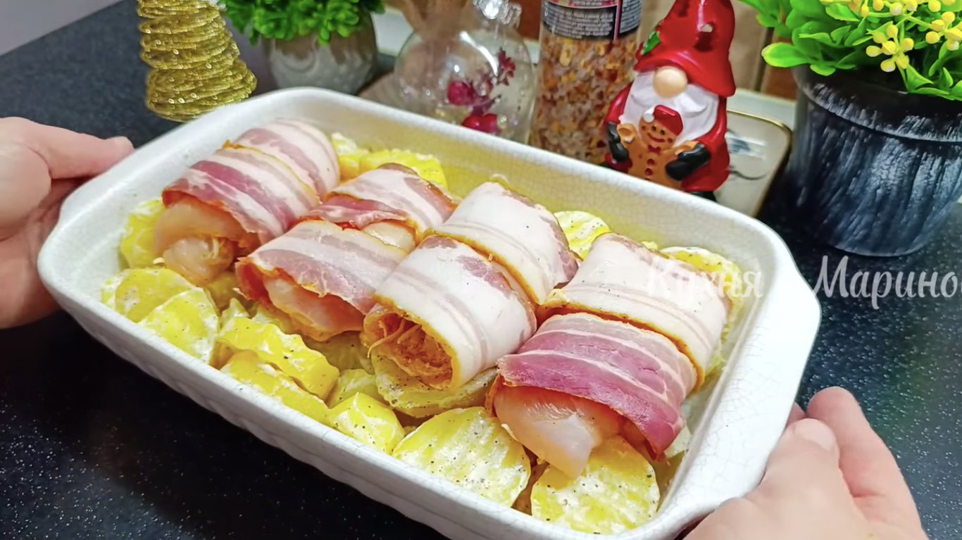 курячі рулетики в беконі з картоплею