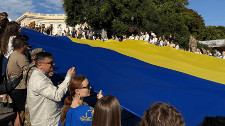 В Одесі розгорнули гігантський прапор України — фоторепортаж - 285x160