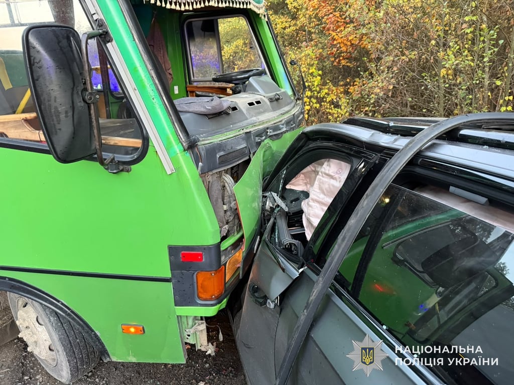 На Львівщині зіткнулися автобус та легковик: п'ятеро постраждалих - фото 2