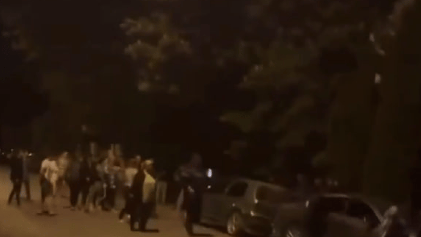 На Закарпатье произошла стычка между ромами и работниками ТЦК — звучали выстрелы