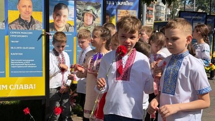 У День вишиванки кияни вшанували памʼять загиблих захисників - 290x166
