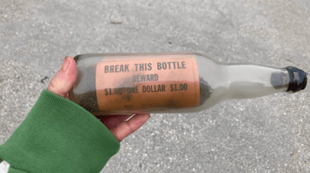 У США знайшли пляшку з посланням, яка подорожувала морем з 1961 року — що в ній - 285x160