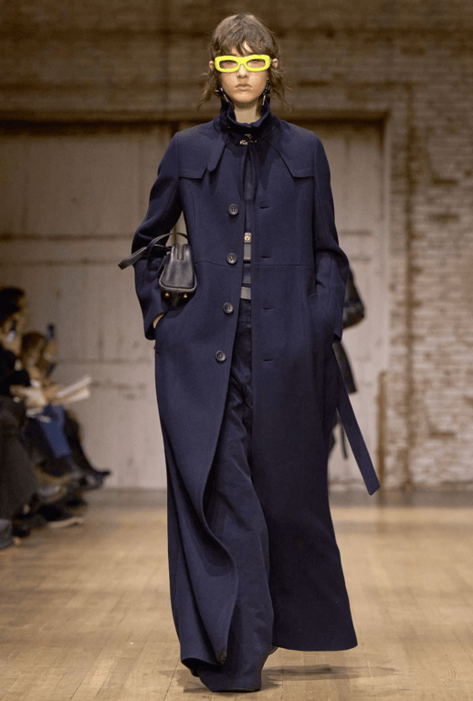 Темно-синє пальто має вишуканий і елегантний вигляд