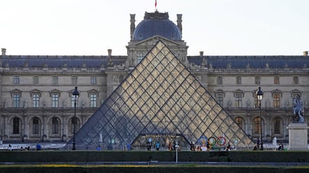 Ограбление в сердце Парижа — в Лувре украли реликвии Наполеона - 290x166