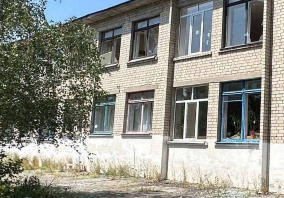 Побиті вікна школи в Самарі після російського обстрілу
