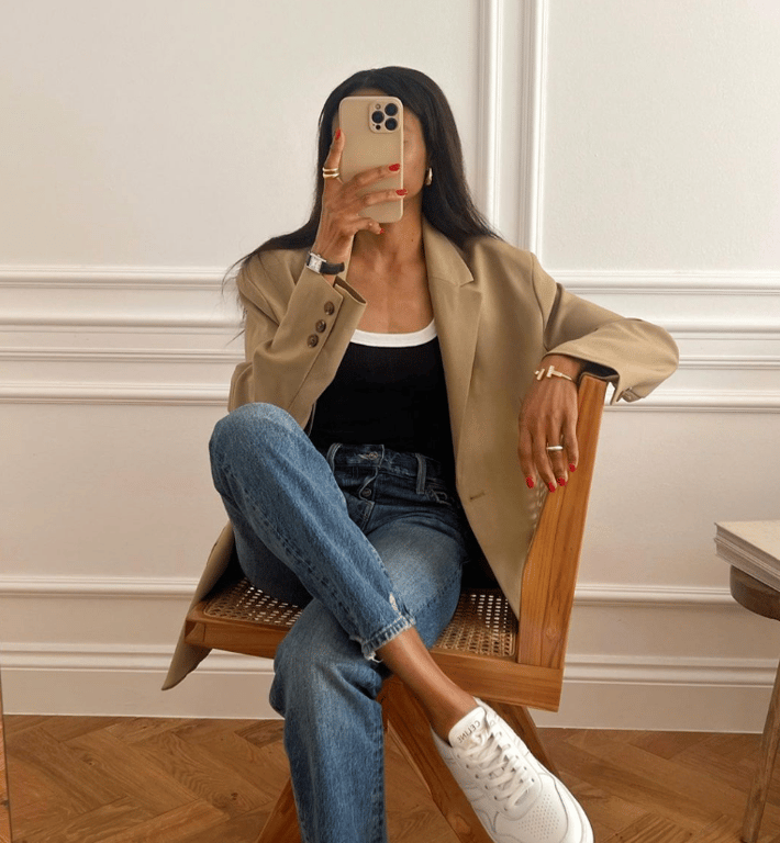 Джинсы с жакетом и двухцветной майкой