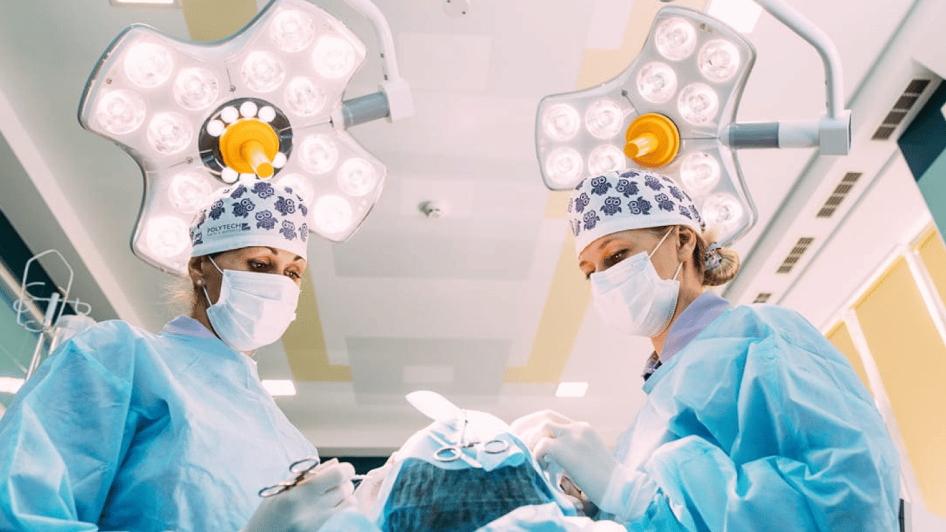 Во время операции в Киевской области медик оставила салфетку в теле ребенка: детали