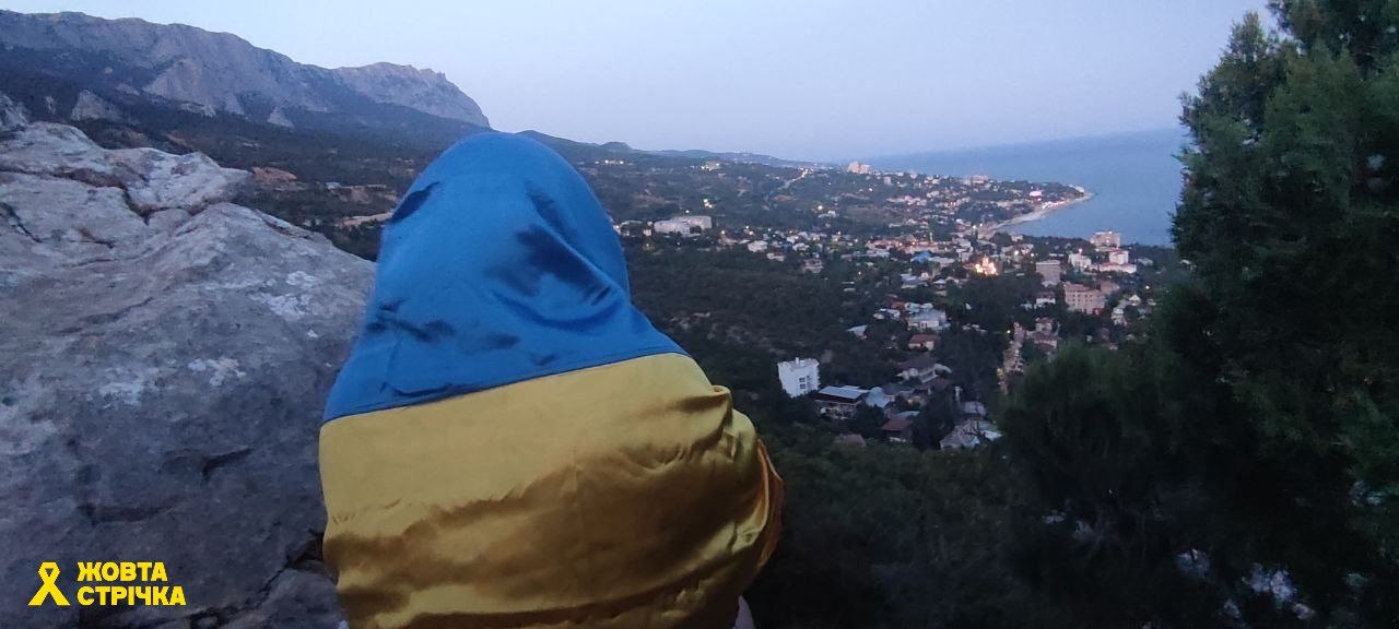 Прапор України вранці майорів на горі Кішка в Криму — подробиці - фото 1