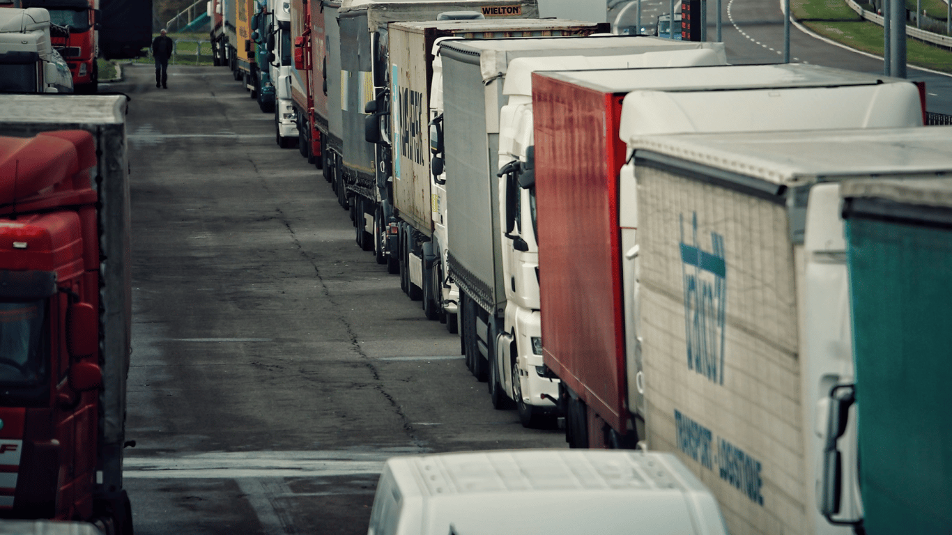 Україна готує евакуацію водіїв вантажівок із польського кордону
