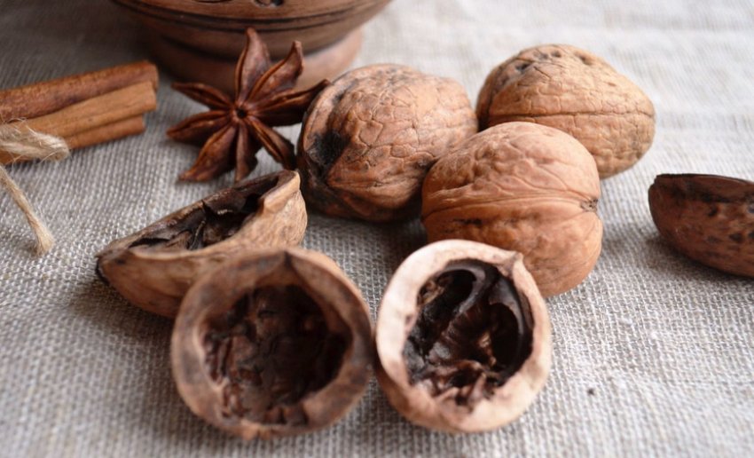 Очищенные грецкие орехи на столе