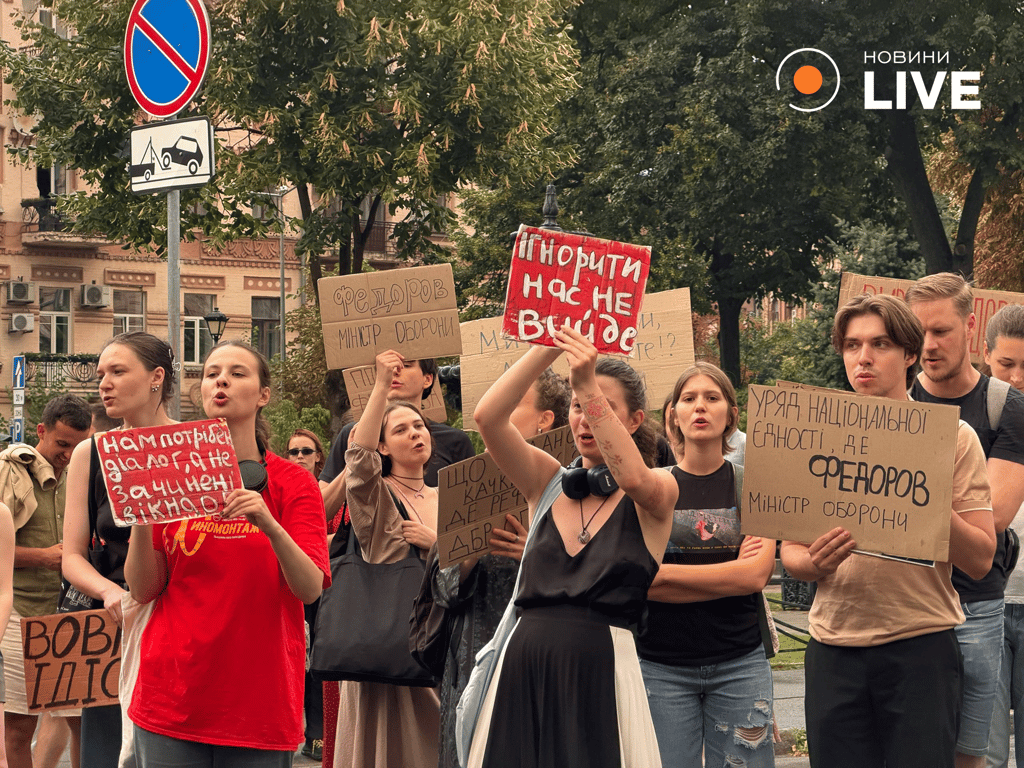 Попри дощ та тривоги: українці знову мітингували проти відставки Федорова - фото 1