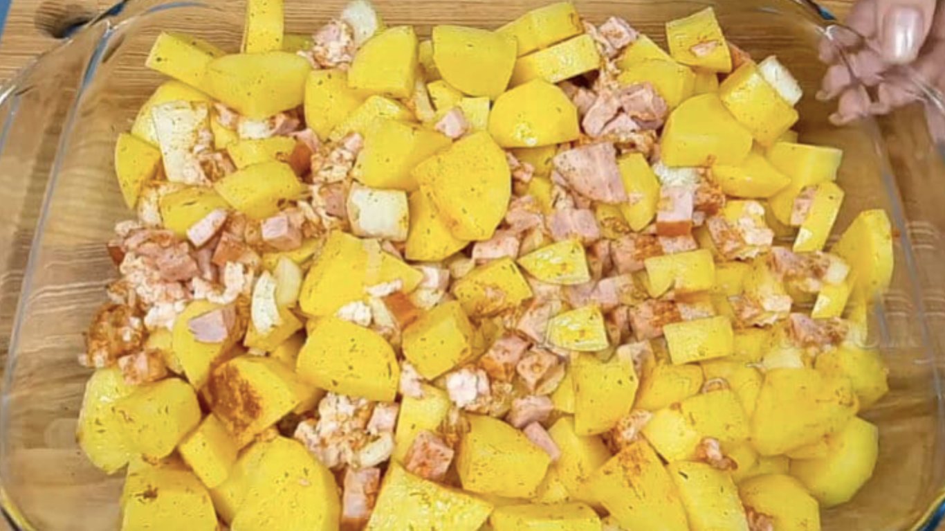 рецепт картоплі з шинкою, салом і спеціями у духовці