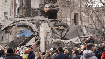 У Києві внаслідок ракетної атаки вщент знищена спортивна зала, — ДСНС - 290x166