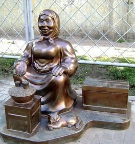 Дерун, кіт та бабуся — ТОП-3 незвичайних пам'ятників України - фото 3