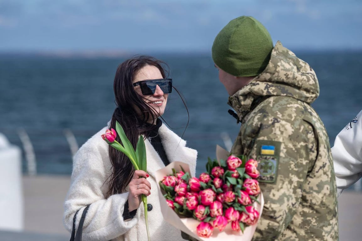 Прикордонники вітають одеситок тюльпанами на узбережжі