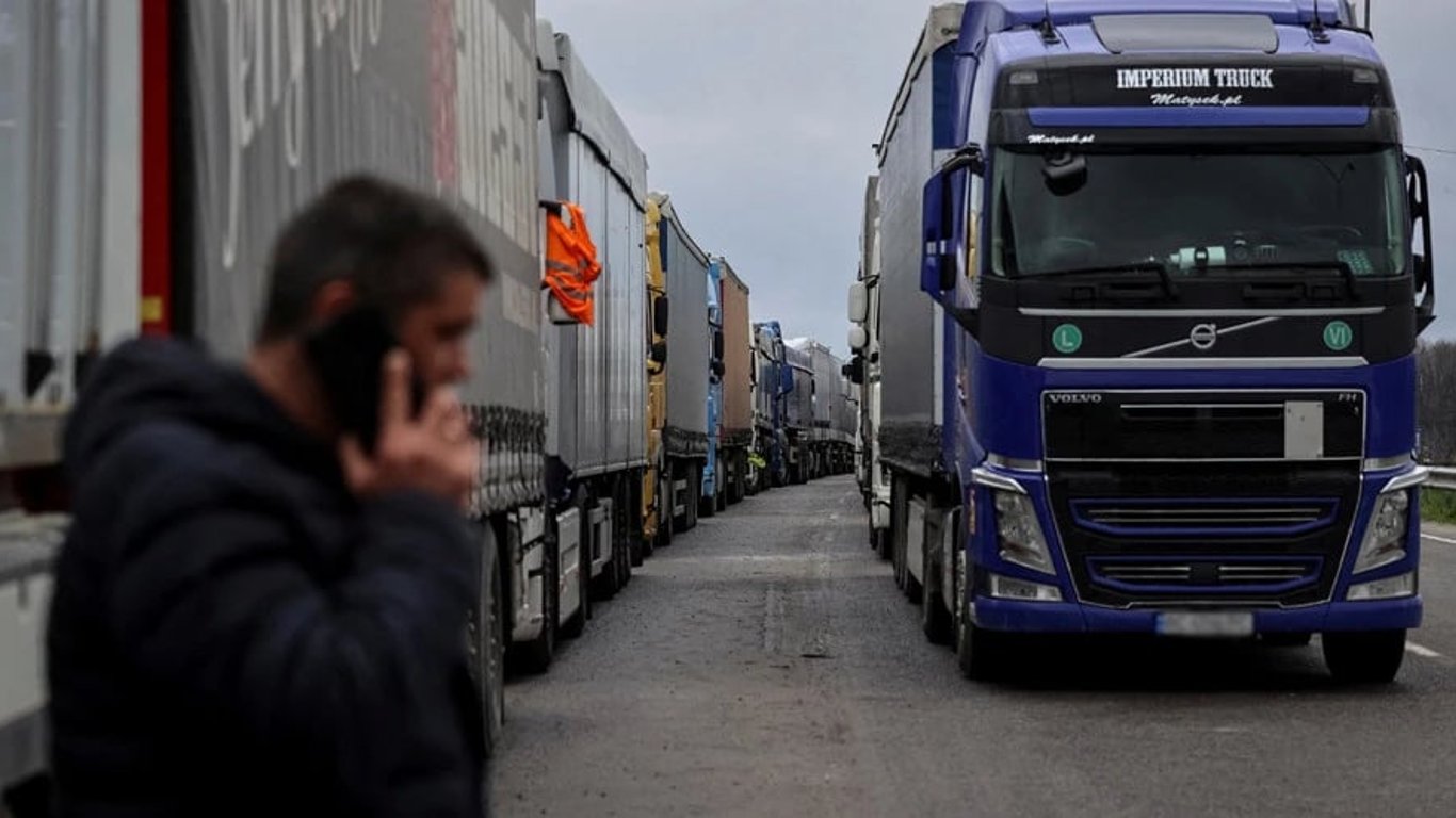 Українські водії вантажівок кидають транспорт за кордоном і ховаються в Європі, — ЗМІ
