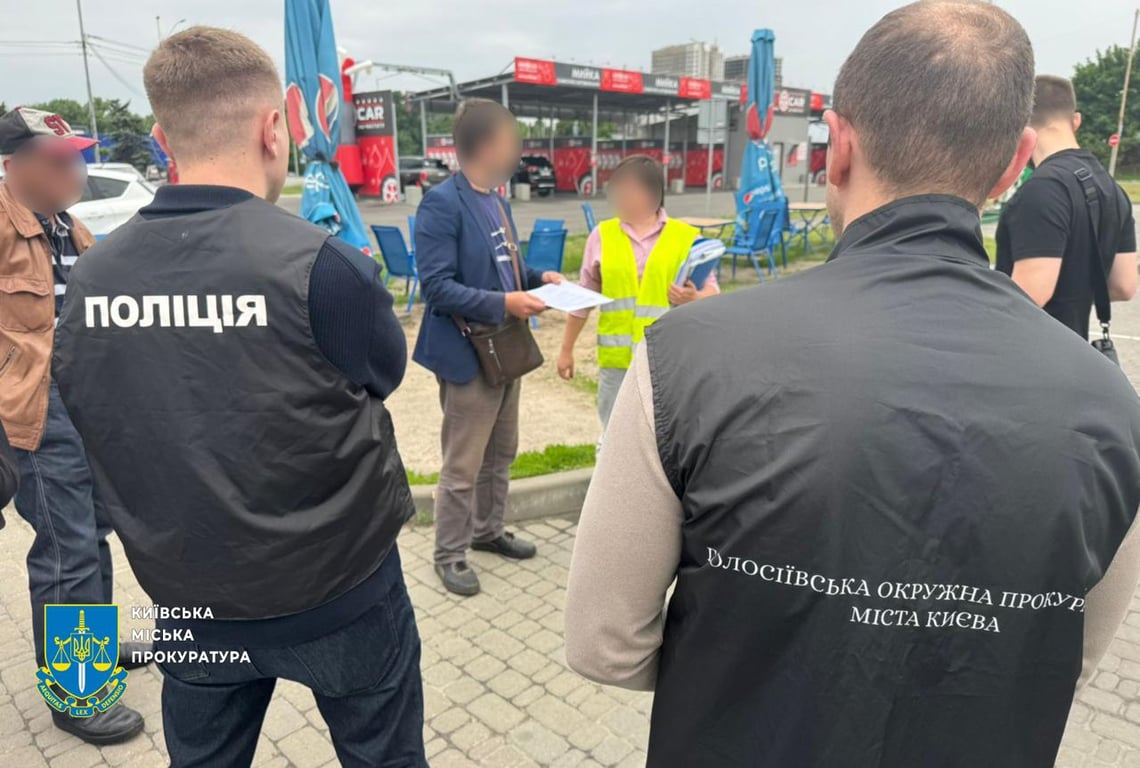 Правоохоронці та затримана жінка в Києві