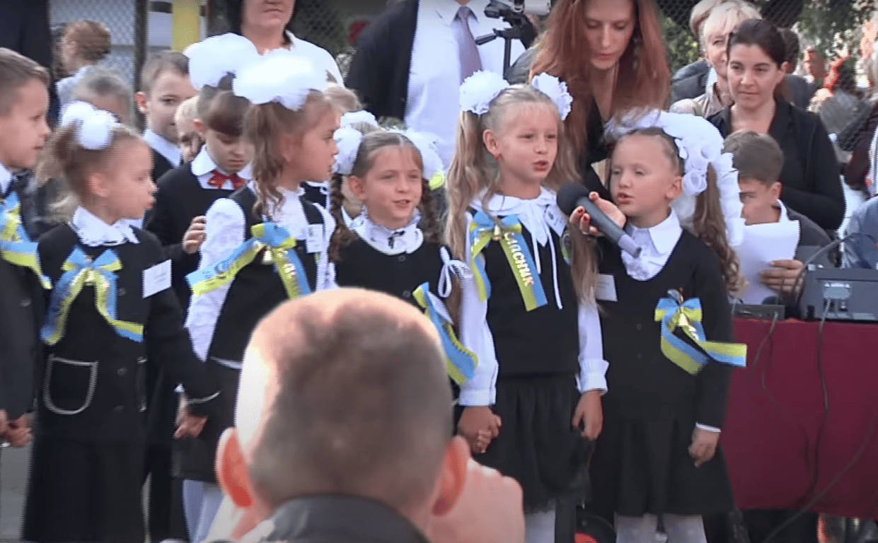 Линейка первого сентября в украинской школе