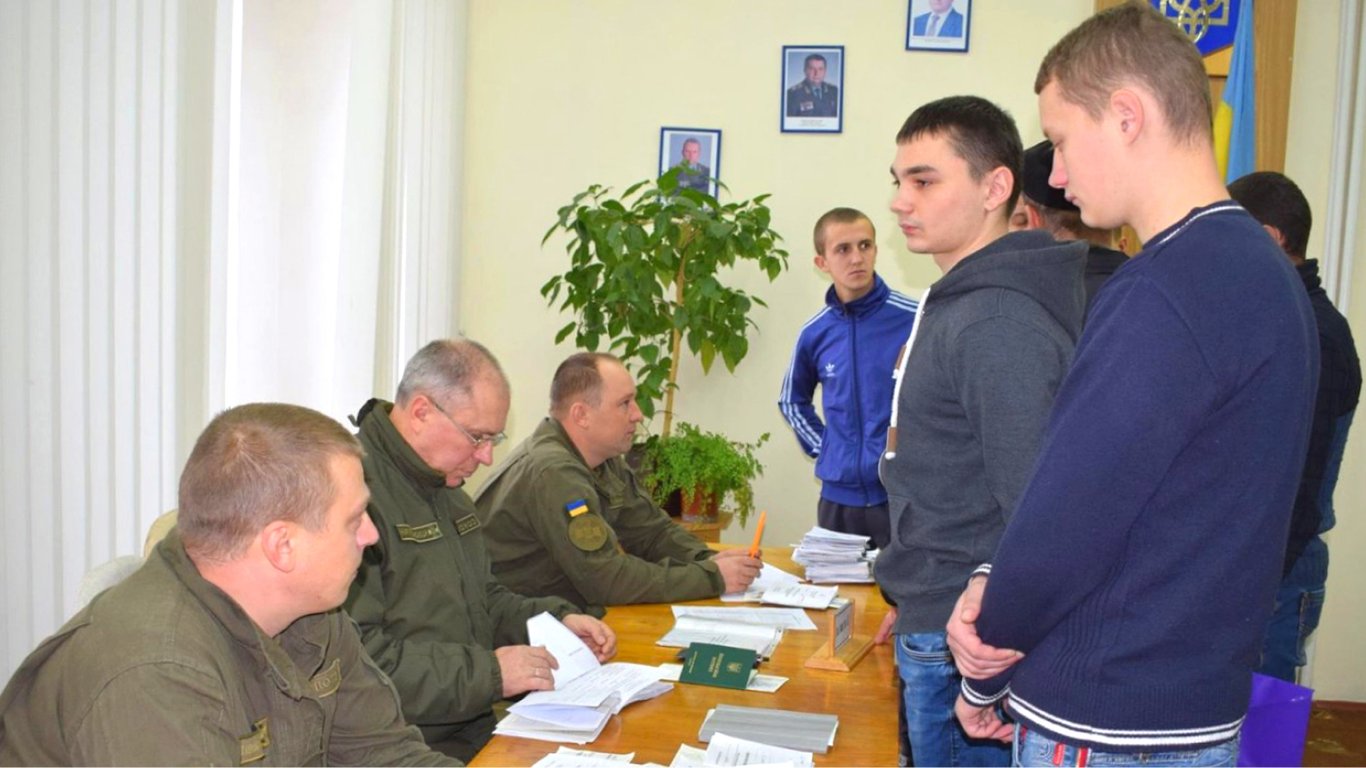 Мобілізація в Україні — 17-річним почали вручати повістки — у чому причина